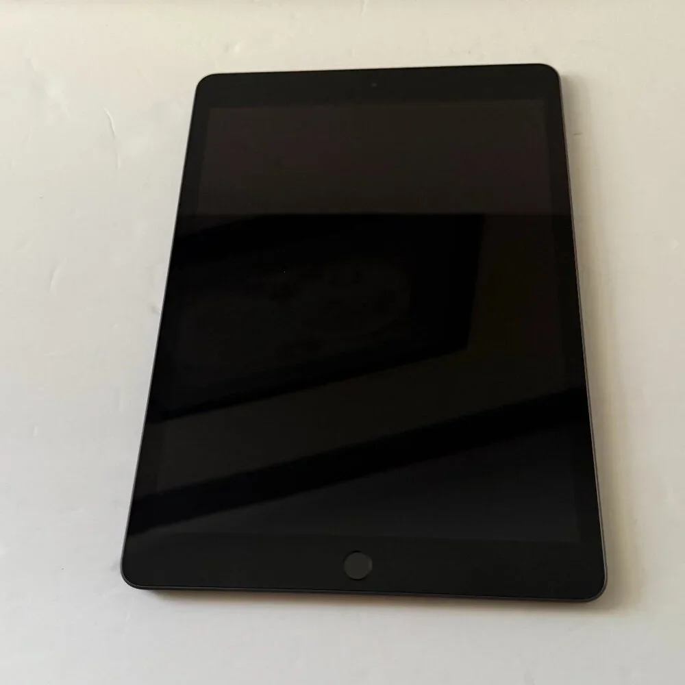 7th Generation iPad , 32GB Includes case